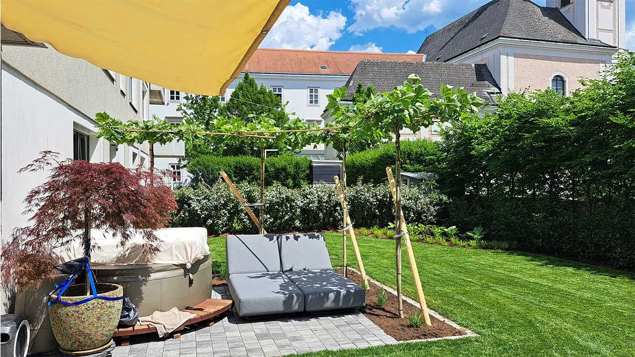 Neu angelegtes Staudenbeet mit Rollrasen und geschwungenem Gartenweg
