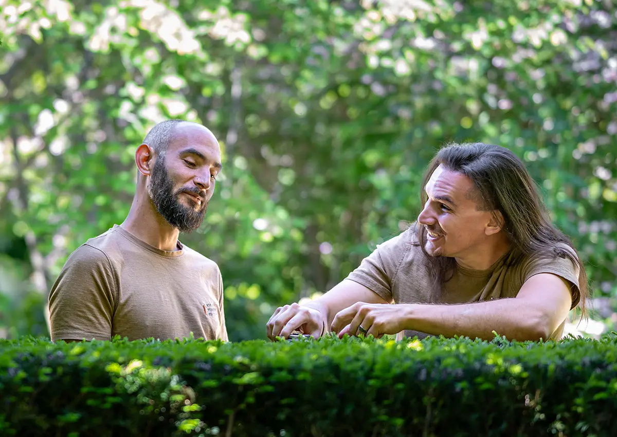 Raphael Fettik und Alexander Rath im Gespräch bei der Arbeit im Garten