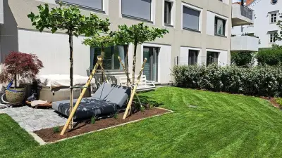 Neu gestalteter Garten mit Sitzplatz, Dachplatanen und großzügiger Rasenfläche